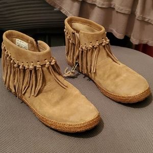 NEW* UGG Moccasin style boots 6.5 NEW*